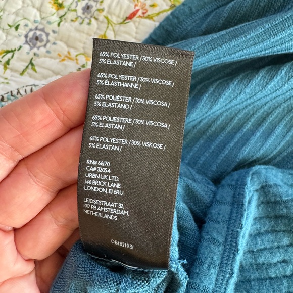 Anthropologie Pilcro Sweater - worn once ! Slouchy cropped and cozy. Size M - Picture 6 of 7